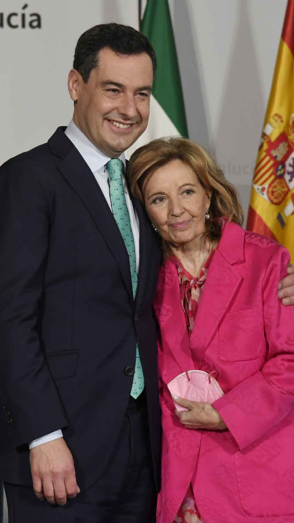 María Teresa Campos con Juan Manuel Moreno Bonilla el día de la entrega del premio, marzo de 2022.