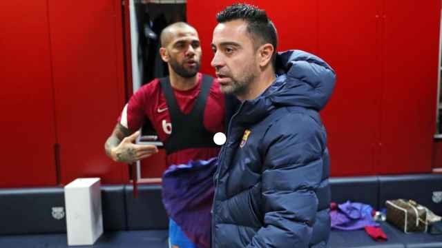 Dani Alves y Xavi Hernández, en el vestuario del Barça