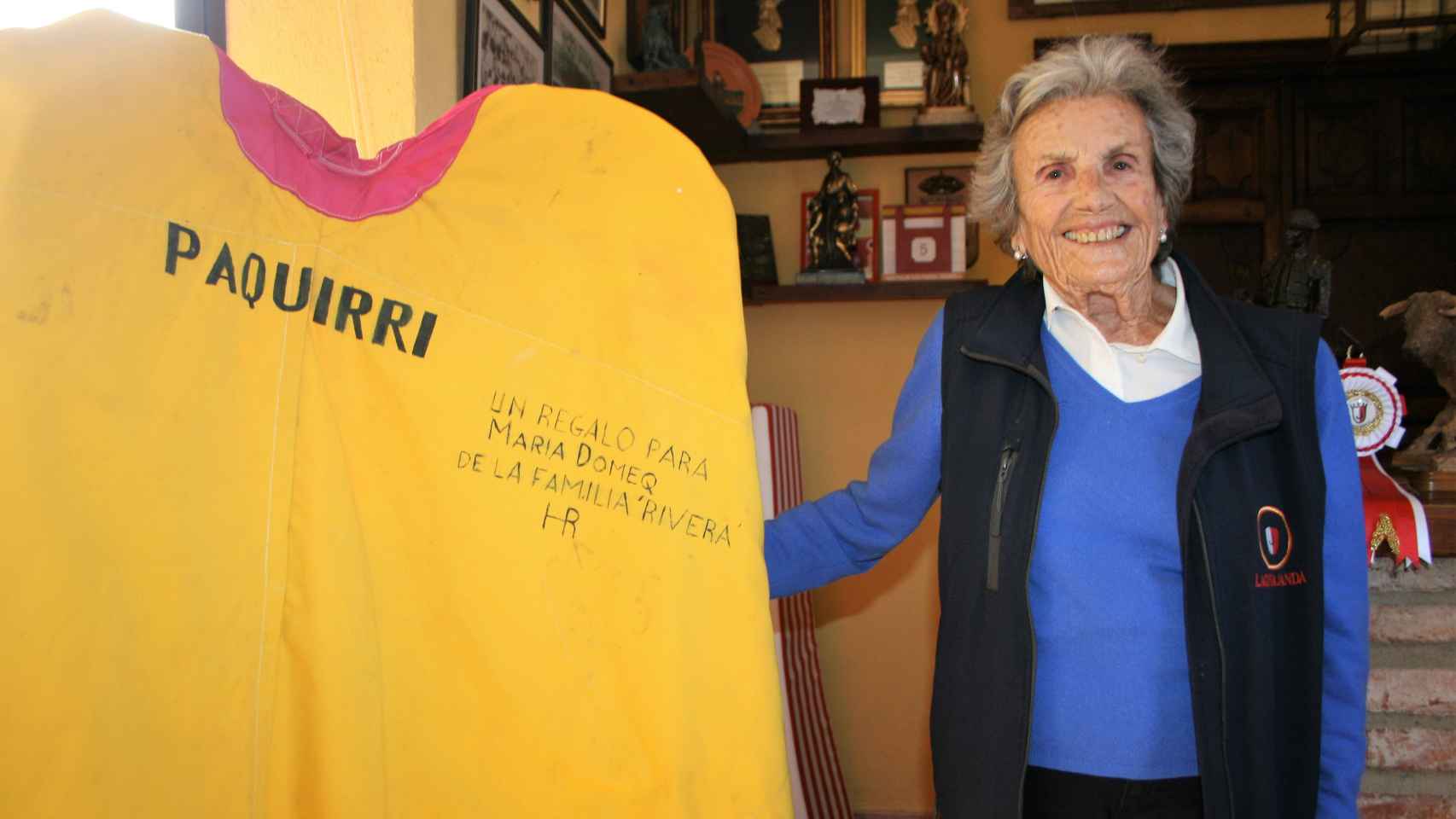 La ganadera María Domecq, con un capote de Paquirri, regalo de la familia Rivera.