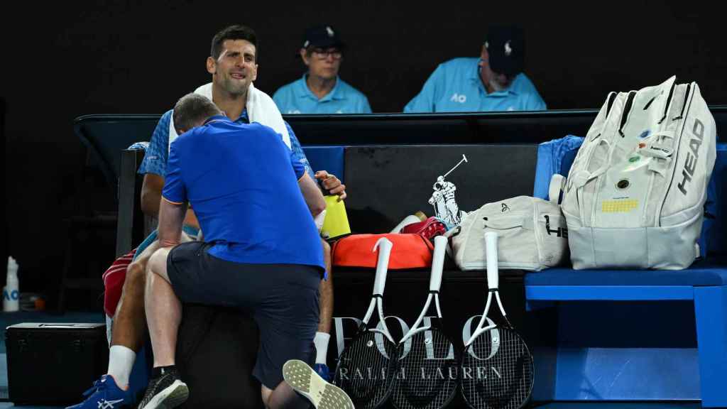 Djokovic siendo atendido por las asistencias médicas durante el Abierto de Australia
