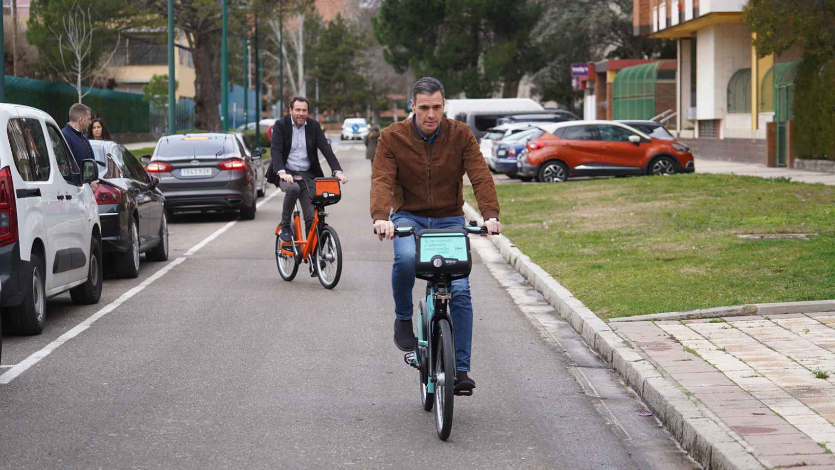 Pedro Sánchez probando las nuevas bicicletas eléctricas de Valladolid