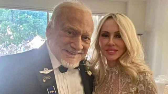 Buzz Aldrin junto a su flamante esposa,  Anca Faur, en una imagen de sus redes sociales.