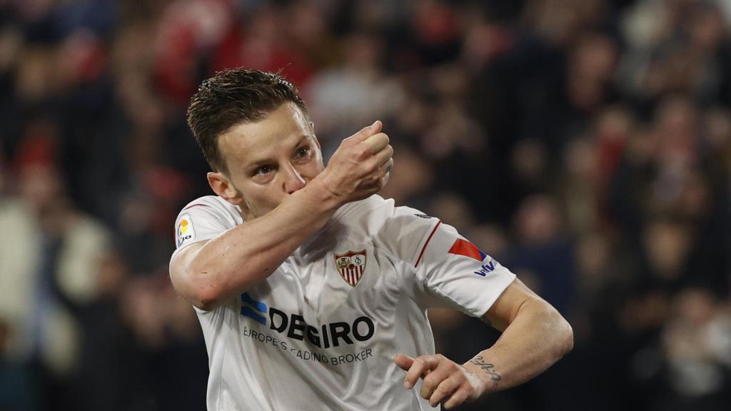 Rakitic celebrates his goal in Sevilla-Cádiz