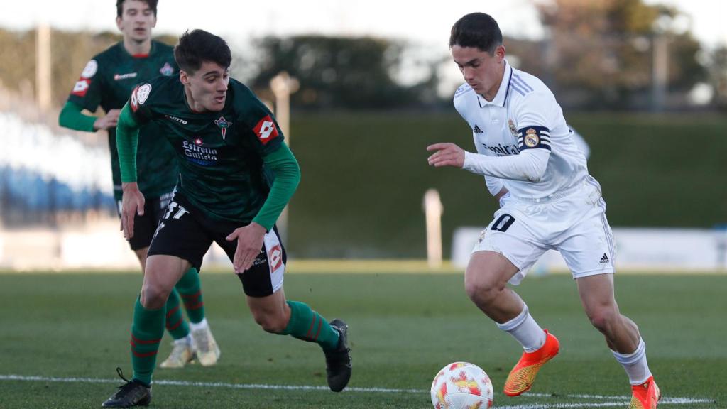 Arribas se marcha de un rival con el Real Madrid Castilla.