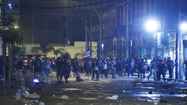 Manifestantes se enfrentan a la Policía