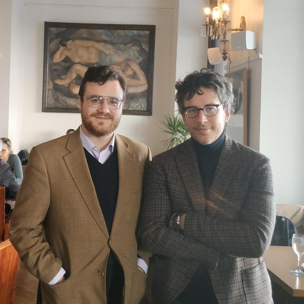 Diego Fusaro posa junto al entrevistador, el pasado martes en la cafetería del Círculo de Bellas Artes.