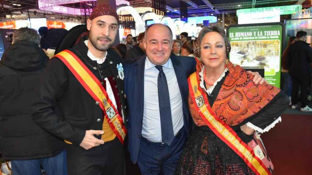 El alcalde de Albacete, Emilio Sáez, con los Manchegos de la Feria 2022