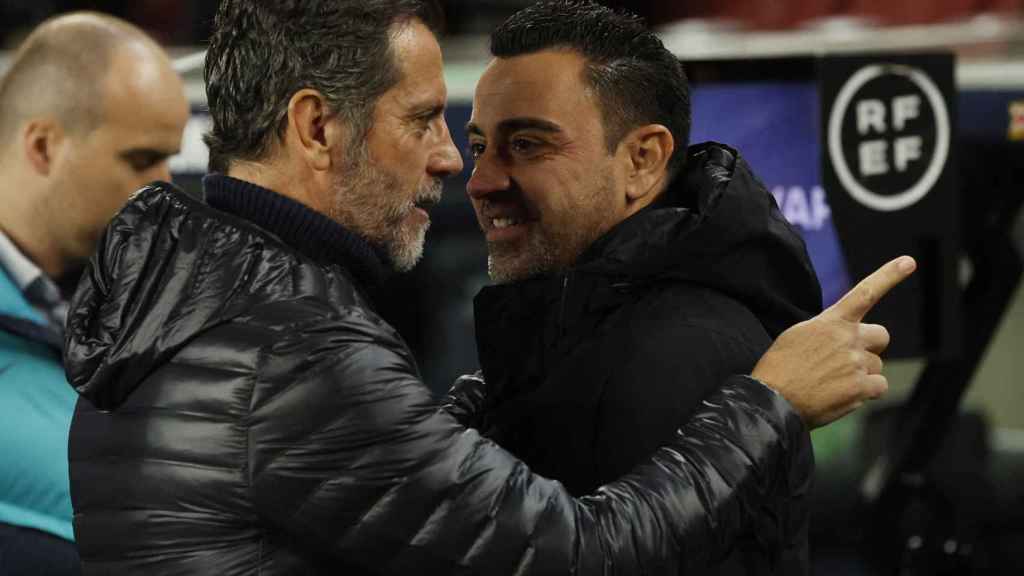 Quique Sánchez Flores y Xavi se saludan antes del partido.