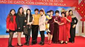 Amigas chinas y españolas posan en la fiesta del Año Nuevo Chino en Sevilla.