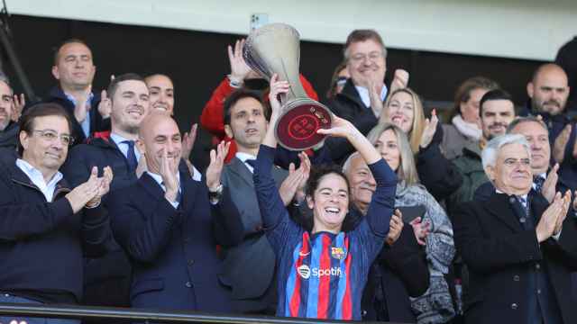 Momento de la entrega del trofeo a la capitana del Barça por parte de la Federación.