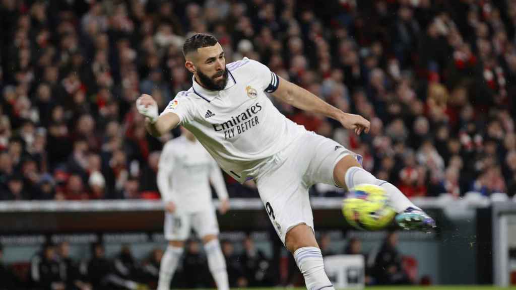 Karim Benzema remata a gol contra el Athletic