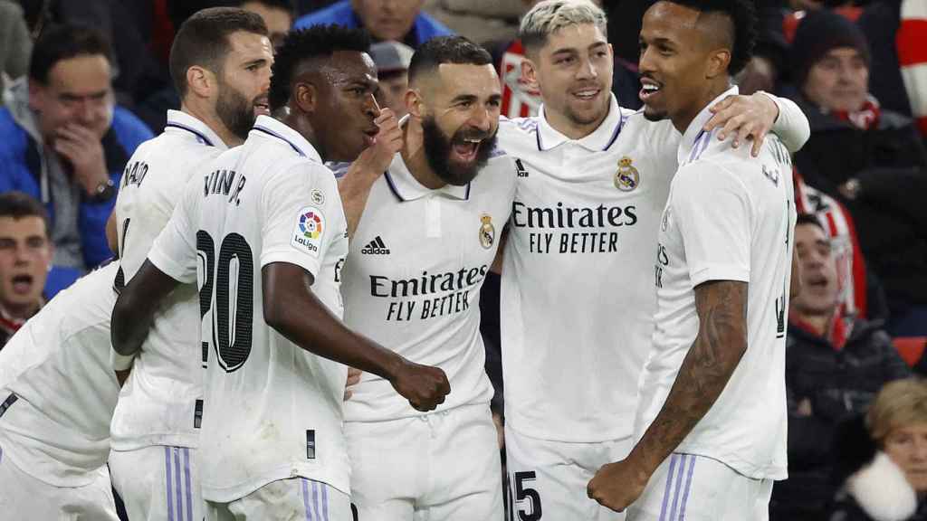 Karim Benzema celebra su gol al Athletic junto al resto de jugadores del Real Madrid