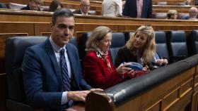 El presidente del Gobierno, Pedro Sánchez; la vicepresidenta primera y ministra de Asuntos Económicos y Transformación Digital, Nadia Calviño, y la vicepresidenta segunda y ministra de Trabajo y Economía Social, Yolanda Díaz, durante una sesión plenaria, en el Congreso de los Diputados.