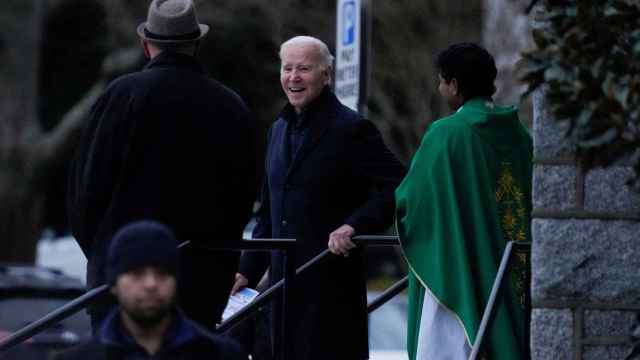 Joe Biden sale de misa en la iglesia católica de St. Edmond, en Delaware.
