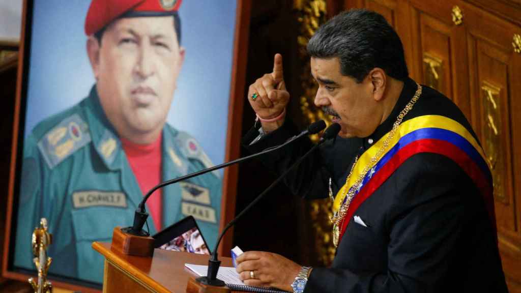 El presidente de Venezuela, Nicolás Maduro, ante un retrato de Hugo Chávez.