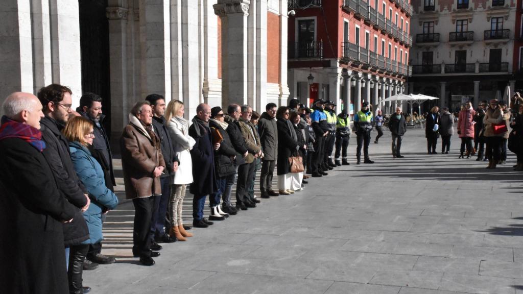 Minuto de silencio en la Plaza Mayor tras el asesinato de una madre y su hija durante esta madrugada.