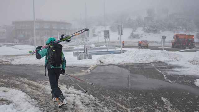 Un esquiador lleva su equipo en el Puerto de Navacerrada, en Navacerrada.