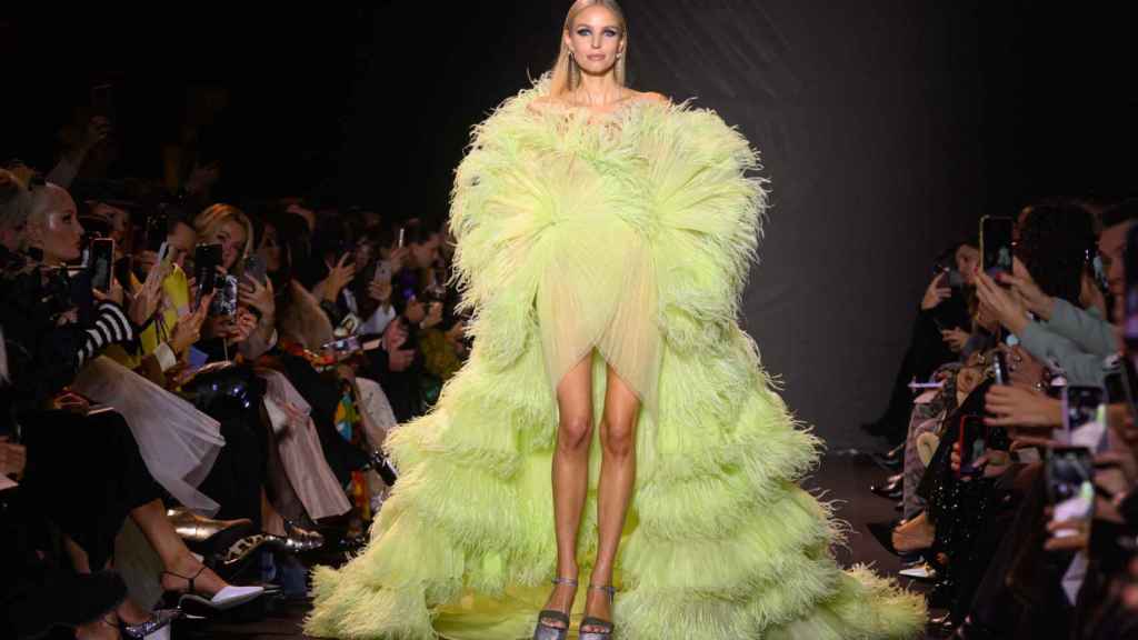 La 'influencer' Leonie Hanne desfila para el diseñador Georges Hobeika, durante la Semana de la Moda de París.