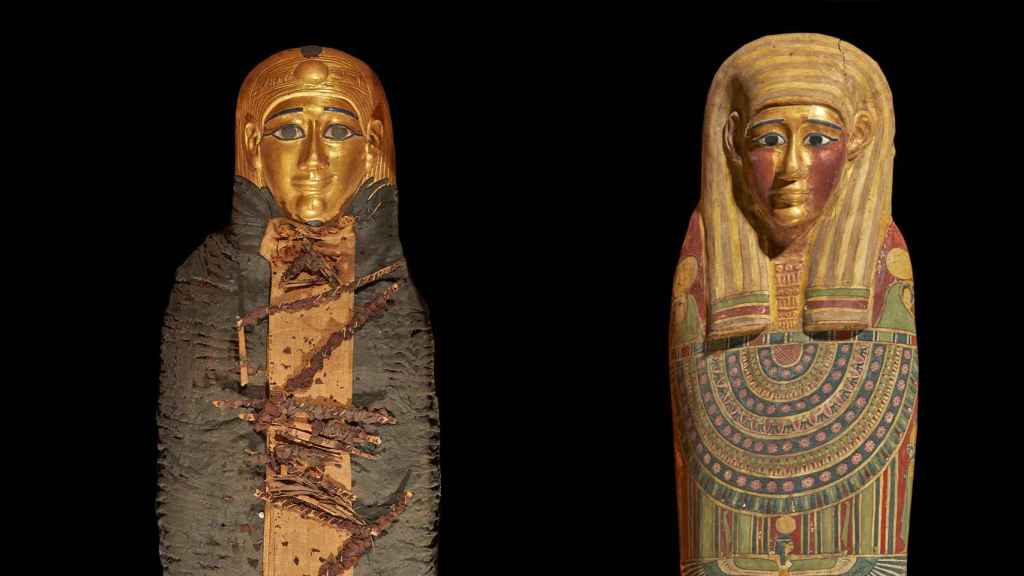 El cadáver momificado con una máscara dorado y uno de los sarcófagos que lo protegían.