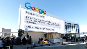 Google menciona a su rival Apple en un cartel publicado en la feria tecnológica CES celebrada en Las Vegas a principios de enero.