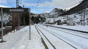 Vista de la estación de Busdongo (León), una de las localidades más afectadas por el temporal.
