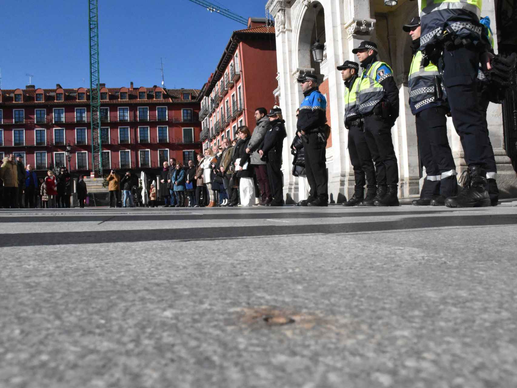 Minuto de silencio en el Ayuntamiento de Valladolid tras el asesinato de una madre y su hija durante esta madrugada.