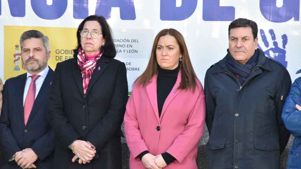 Virginia Barcones, delegada del Gobierno en Castilla y León, en el centro de la imagen, junto a Carlos Fernández Carriedo y Alicia Villar