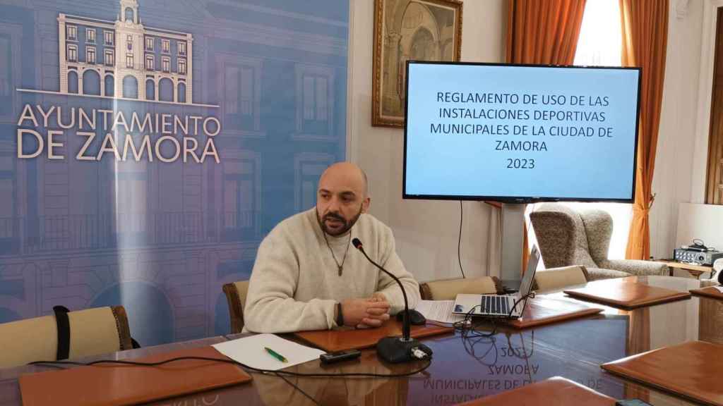 El concejal de Deportes del Ayuntamiento de Zamora, Manuel A. Alonso, presentando el documento.