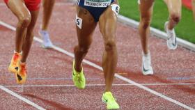 Mujeres en una pista de atletismo.