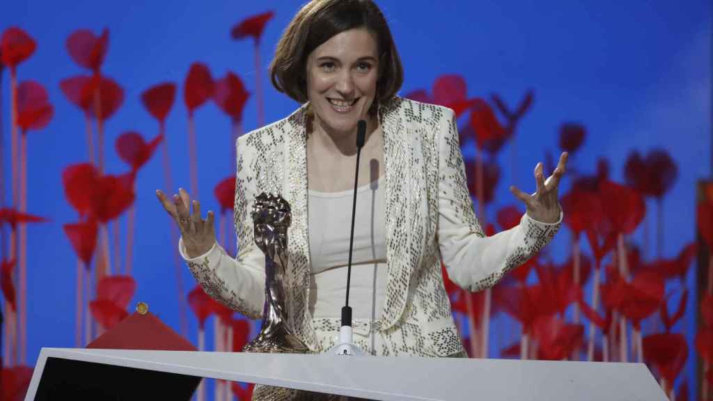 Carla Simón recibe el premio a la Mejor Dirección por 'Alcarràs', en los Premios Gaudí de la Academia del Cine Catalán.