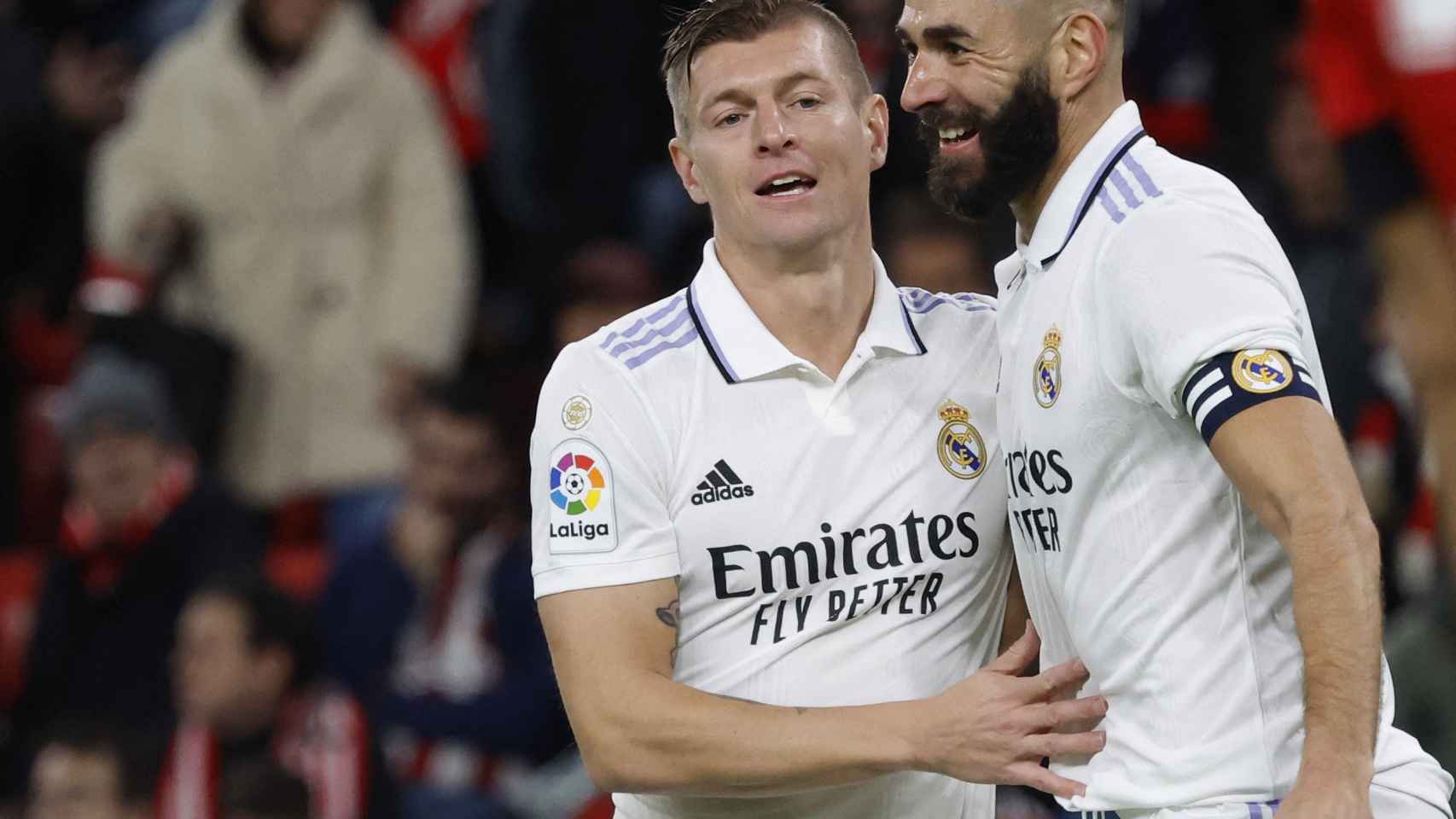 Karim Benzema y Toni Kroos, celebrando un gol del francés con el Real Madrid en La Liga 2022/2023