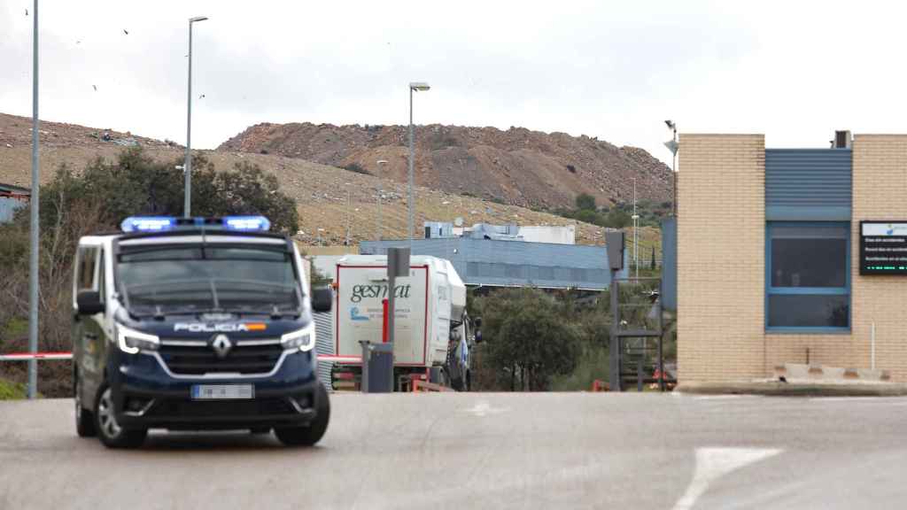 Un furgón de la Policía Nacional en la entrada del Ecoparque de Toledo. Foto: Óscar Huertas