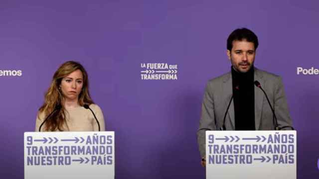 Los dirigentes de Podemos María Teresa Pérez y Javier Sánchez, en la rueda de prensa de este lunes.