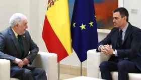 El presidente del Gobierno, Pedro Sánchez, recibe al presidente del TC, Cándido Conde-Pumpido, este lunes en Moncloa.