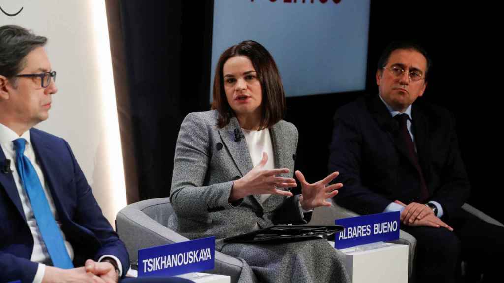 A la derecha, el ministro de Exteriores, José Manuel Albares, junto a la activista bielorrusa Svetlana Tijanóvskaya.