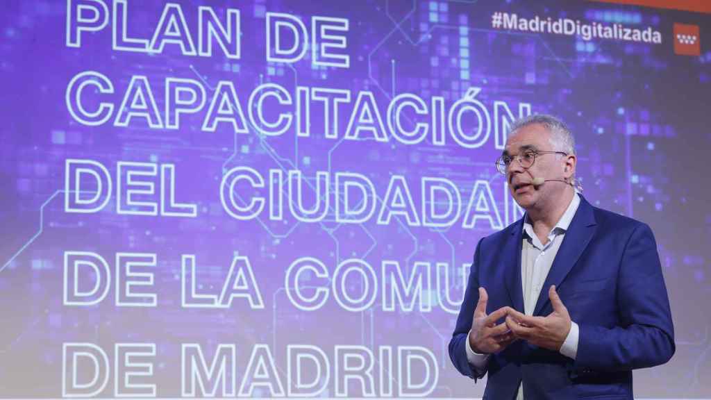 El consejero de Administración Local y Digitalización de la Comunidad de Madrid, Carlos Izquierdo, durante la presentación del Plan de Capacitación Digital del Ciudadano.