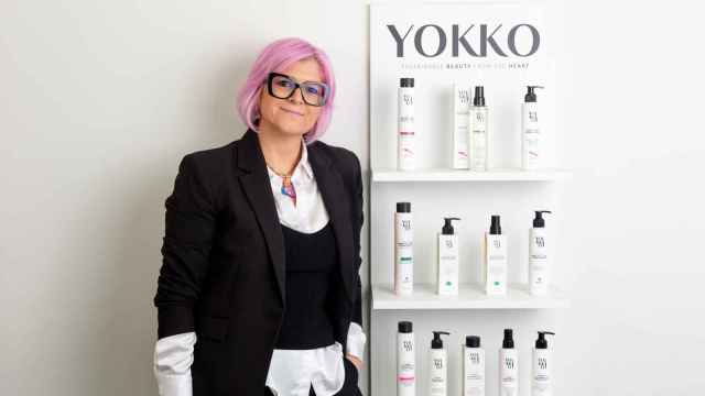Leticia ante sus productos de la marca Yokko.