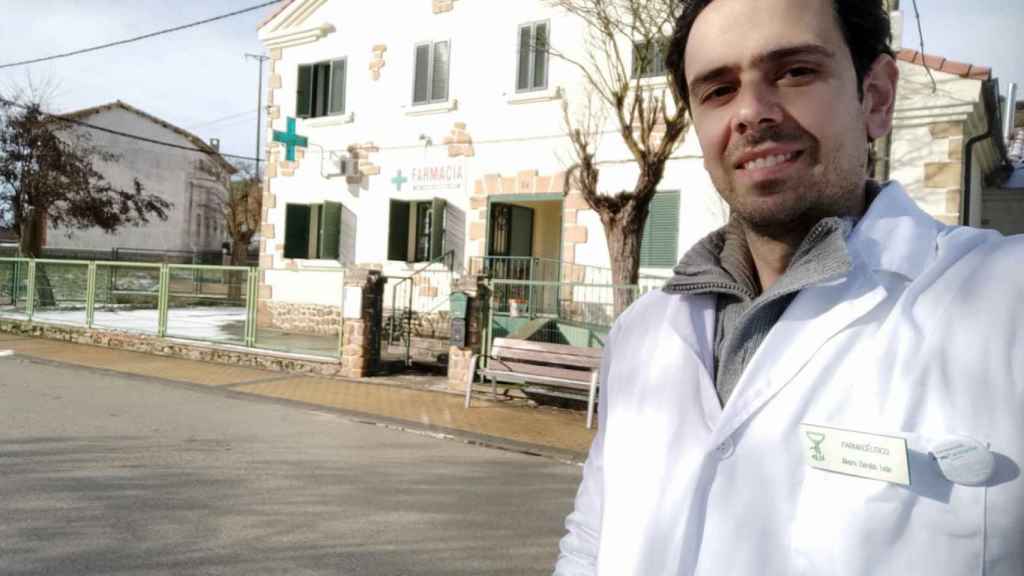 El farmacéutico Álvaro Borobio, en su farmacia de Soria.