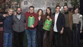 Elenco de la serie 'ConVecinos': Arkano, Darío Frías, Mar Abascal, Luna Serrat, Xuso Jones, Víctor de la Fuente y equipo de guionistas.