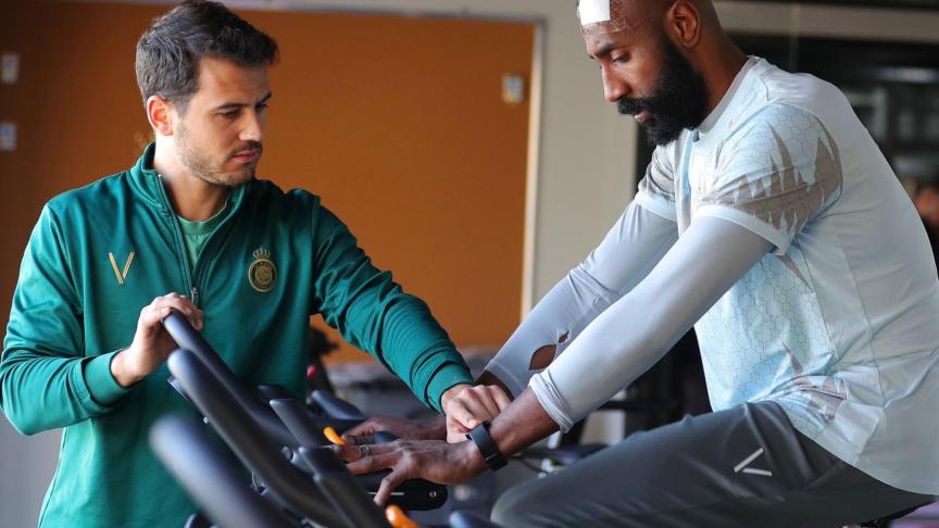 El readaptador del Al-Nassr, David Garrido, con Waleed Abdullah.