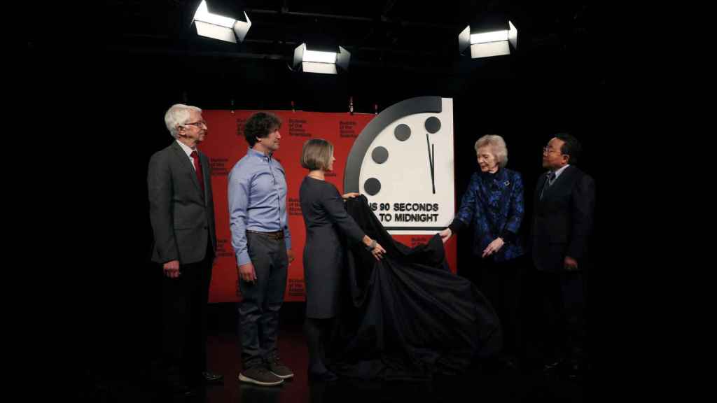 Los miembros de The Bulletin of the Atomic Scientists muestran los segundos que restan para la medianoche.