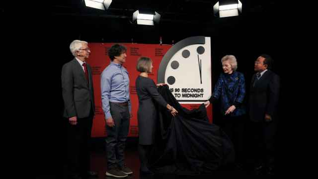 Los miembros de The Bulletin of the Atomic Scientists muestran los segundos que restan para la medianoche.