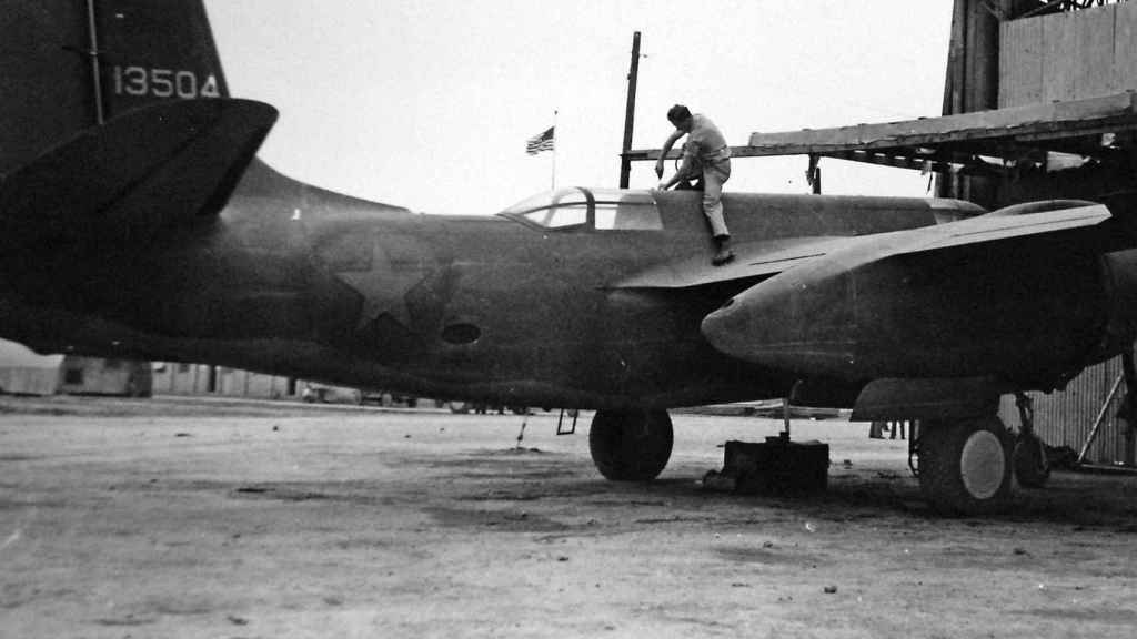 Un mecánico americano da los últimos retoques a un Douglas A-20 antes de que vuele a Rusia, el algún lugar de Irán, en marzo de 1943.