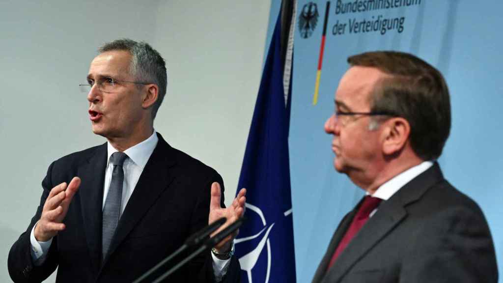El secretario general de la OTAN, Jens Stoltenberg, y el ministro alemán de Defensa, Boris Pistorius, durante su reunión de este martes en Berlín