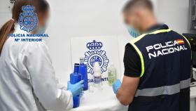 Tiene un problema laboral con su compañero y trata de matarlo con una botella envenenada en Elche