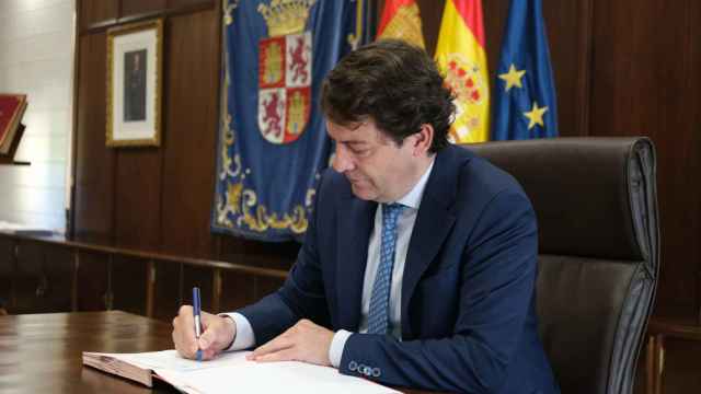 El presidente de la Junta, Alfonso Fernández Mañueco, durante la firma de la supresión del impuesto de sucesiones y donaciones, en mayo de 2021.