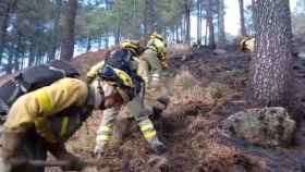 Imágenes de bomberos trabajando en el incendio de Guisando, en Ávila