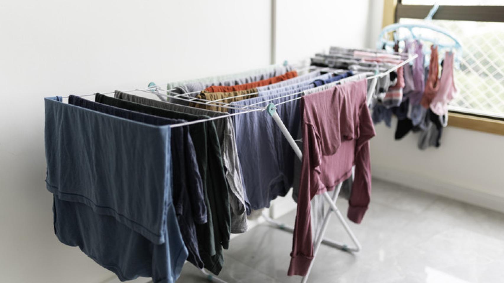 El truco infalible para que tu ropa no huela a humedad en invierno, aunque  la tiendas dentro