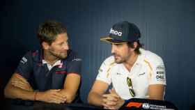 Romain Grosjean y Fernando Alonso antes de una rueda de prensa