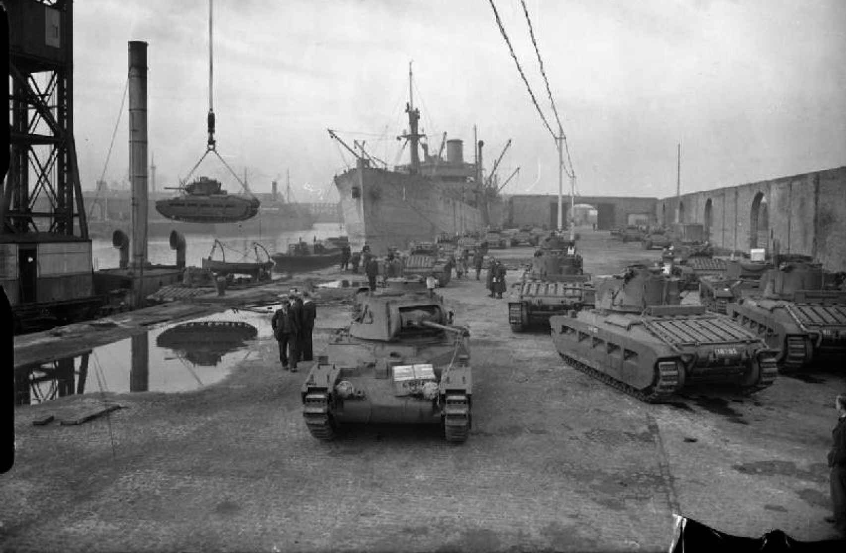 Tanques ingleses MK-2 Mathilda embarcando en el puerto de Liverpool con destino la URSS, en octubre de 1941.
